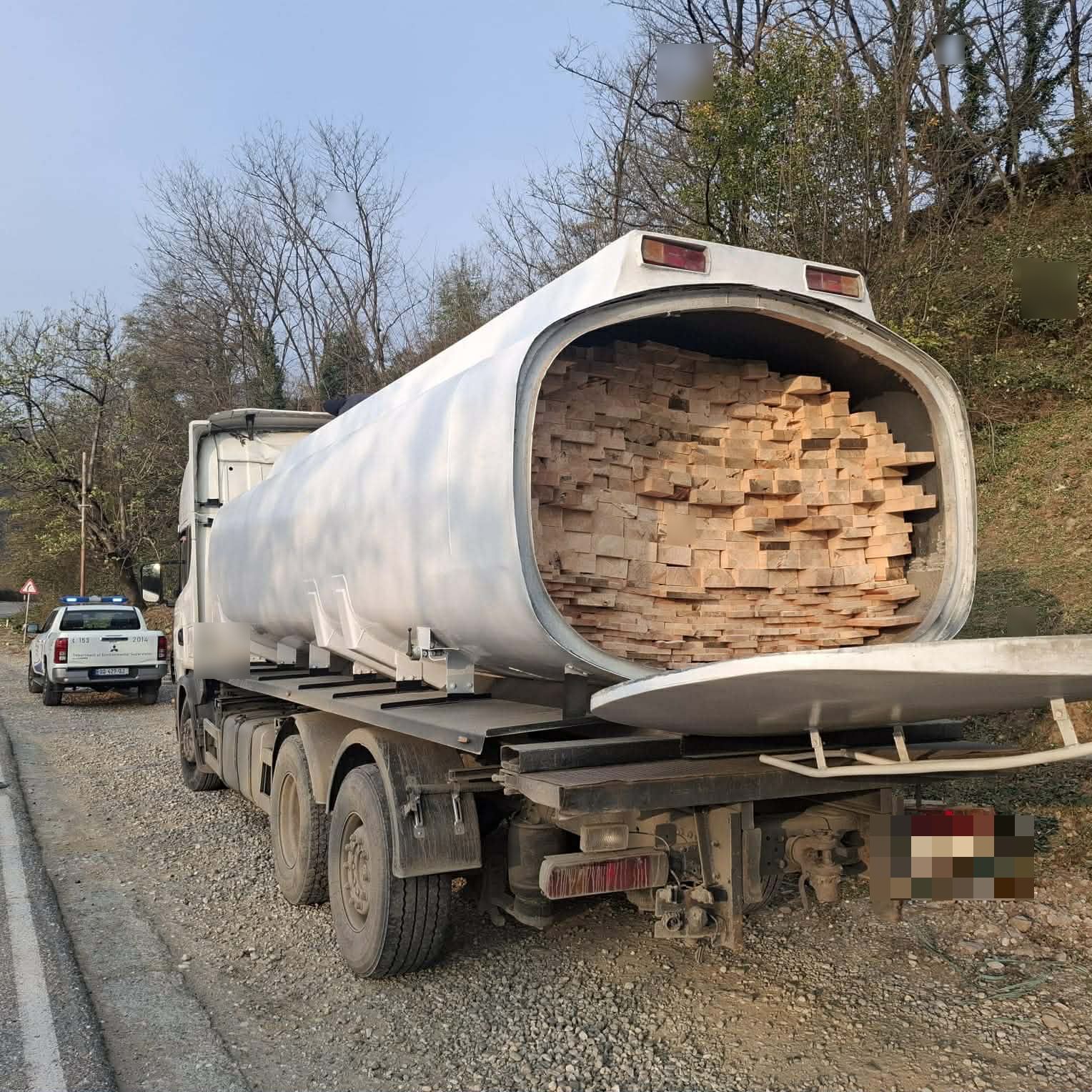 გარემოსდაცვითი ზედამხედველობის დეპარტამენტმა ბენზინმზიდში მოწყობილ სამალავში დიდი ოდენობით ფიცარი გამოავლინა